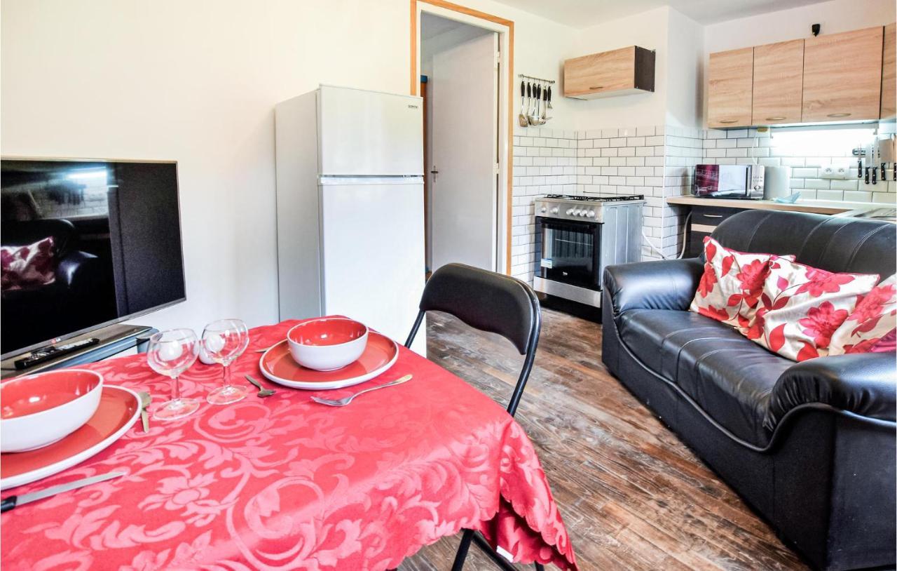 Awesome Home In Saint-Sever-Calvados With Kitchen ภายนอก รูปภาพ